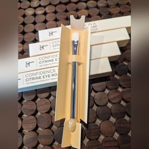 It Cosmetics Citrine Eye Roller and Applicator